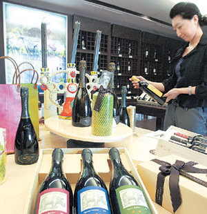 서울 강동구 성내동 올림픽공원 맞은편의 이탈리아 와인 전문 숍 ‘비노비노’에서 와인을 고르는 여성 고객.