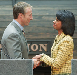 피터 맥케이 캐나다 외무장관(왼쪽)과 콘돌리자 라이스 美 국무장관(오른쪽)