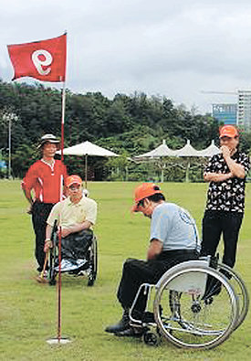 휠체어를 탄 지체장애인들이 7월 서울 상암동 특설파크골프장에서 골프를 즐기고 있다. 사진 제공 대한장애인골프협회