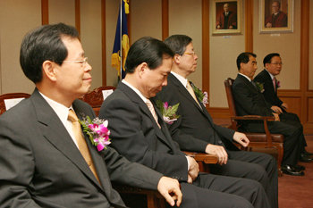 15일 서울 종로구 재동 헌법재판소 회의실에서 제4기 재판관으로 취임한 목영준, 민형기, 김희옥, 김종대, 이동흡 재판관(왼쪽부터)이 사무처 직원들과의 상견례를 기다리고 있다. 헌법재판소장이 공석인 상태로 치러진 행사여서 그런지 신임 재판관들의 표정이 밝지 않다. 김재명 기자