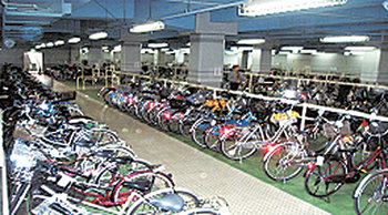 자전거가 생활교통수단이 되려면 자동차와 마찬가지로 안심하고 맡길 수 있는 제대로 된 주차장이 필요하다. 일본 오사카 시의 한 자전거 주차장에 주민들의 자전거가 질서정연하게 줄지어 서 있다. 사진 제공 서울시