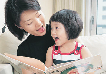 “엄마는 너를 사랑한단다.” 부모는 아이가 항상 사랑을 확신하고 행복을 느낄 수 있게 해주는 것이 무엇보다 중요하다. 동아일보 자료 사진