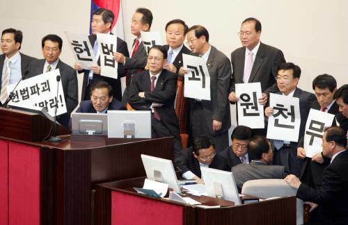 19일 오후 국회 본회의장에서 한나라당 의원 10여명이 전효숙헌법재판소장 임명동의안 직권상정 가능성에 대비해 의장 단상 점거한 모습. 김경제기자