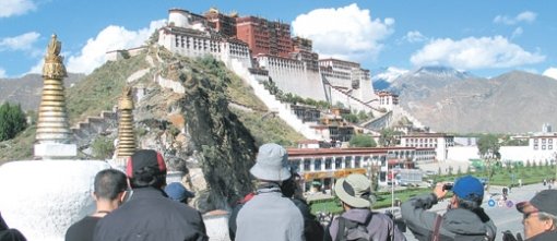 중국 티베트의 상징이자 1959년 달라이 라마 14세가 인도로 망명하기 전 집무실로 쓰던 포탈라궁. 14일 오후 비가 그치고 날씨가 화창해지자 관광객들이 열심히 카메라 셔터를 누르고 있다. 라싸=하종대 특파원