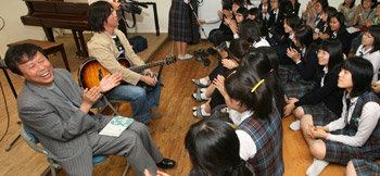 시인 도종환 씨(왼쪽)와 가수 겸 작곡가 이지상 씨가 서울 송곡여고 도서관에서 학생들과 만남의 시간을 가졌다. 이훈구 기자