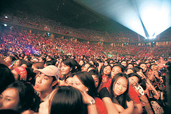 15일 태국 방콕에서 있었던 ‘동방신기’의 콘서트에는 1만4000명의 관객이 몰렸다. 사진 제공 SM엔터테인먼트
