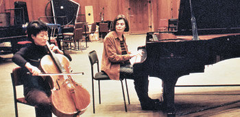 2003년 1월 모스크바 라디오 방송국 스튜디오에서 러시아 로망스를 녹음했던 피아니스트 니나 코간(오른쪽)과 첼리스트 박경숙 씨. 영하 40도의 쌀쌀한 날씨 속에서 3일간의 작업 끝에 녹음된 이 음반은 국내에서 큰 인기를 끌었다. 사진 제공 굿인터내셔널