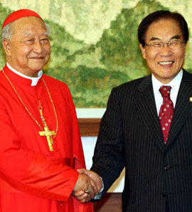 정진석 추기경(왼쪽)이 19일 오전 국회에서 열린 ‘국회 가톨릭 신도·의원회 조찬 미사’를 집전한 뒤 국회의장실에서 임채정 의장을 만나 인사를 나누고 있다. 연합뉴스