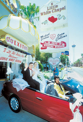 라스베이거스의 웨딩채플에서 펼쳐지는 결혼식 장면. 라스베이거스는 1967년 엘비스 프레슬리가 세기의 결혼식을 올린 이후 가장 로맨틱한 웨딩타운으로 각광받고 있다. 사진 제공 라스베이거스관광청 한국사무소