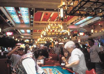 거대한 레저타운으로 변모한 라스베이거스에서는 도박도 여러 즐길거리 가운데 하나로 인식되고 있다. 사진은 베니션 호텔. 사진 제공 라스베이거스관광청 한국사무소