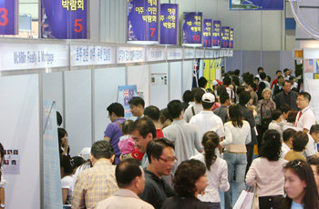23, 24일 이틀 동안 코엑스 대서양홀에서 열린 유학이민박람회를 찾은 많은 시민들이 이민상담을 받고 있다. 홍진환기자