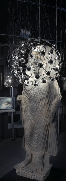 올해 광주비엔날레 대상 수상작인 마이클 주 씨의 ‘보디 옵푸스케터스’. 불상 주변에 여러 대의 카메라를 설치하고 벽에 모니터와 거울을 달았다. 사진 제공 광주비엔날레 사무국