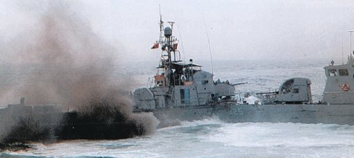 1999년 6월 15일 연평해전때 한국군 경비정에 선제공격을 했던 북한 경비정(왼쪽)이 함포사격을 받고 침몰하고 있다. 동아일보 자료 사진