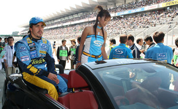 마하엘 슈마허의 뒤를 이을 유망주로 각광받고 있는 스페인의 페르난도 알론소(왼쪽)가 24일 일본 고덴바에서 열린 르노 F1팀의 홍보 행사에서 팬들의 환호에 답하기 위해 차에 걸터앉아 행사장을 돌고 있다. 시즈오카 현=김성규  기자