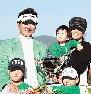 한국오픈골프선수권 챔피언에 오른 양용은(왼쪽 뒤)이 시상식 직후 부인 박영주 씨 및 세 아들과 함께 기쁨을 나누고 있다. 사진 제공 한국프로골프협회