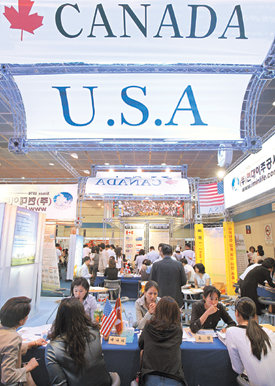 23일부터 이틀간 서울 강남구 삼성동 코엑스 대서양홀에서 열린 해외 이주·이민박람회를 찾은 사람들이 이민상담을 하고 있다. 요즘 이민을 원하는 사람들 중에 중산층이 많은 것이 특징이다. 홍진환  기자