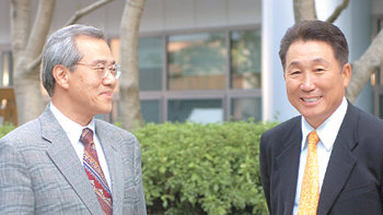 21일 서울 신촌세브란스병원에서 만난 산부인과 의사 김대중 박사(왼쪽)와 홍영재 산부인과병원 원장이 활짝 웃고 있다. 대학 선후배 사이인 이들은 이날 강연회 자리에서 대장암 진단 시기도 서로 같았다는 것을 알게 됐다. 사진 제공 세브란스병원