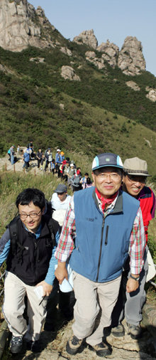 鄭검찰총장은 무슨 생각…이용훈 대법원장의 검찰, 변호사 비하 발언으로 촉발된 법조 갈등이 가라앉지 않은 가운데 정상명 검찰총장이 23일 광주고검·지검 직원들과 함께 전남 영암군의 월출산 천황봉에 오르고 있다. 영암=연합뉴스