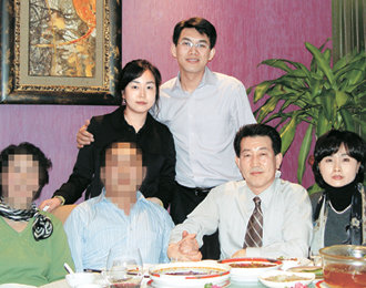 2005년 3월 중국 베이징의 한 식당에서 사돈이 될 중국인 부부(왼쪽), 천기원 목사 부부(오른쪽), 천 목사의 딸 한나 씨 예비부부가 자리를 함께했다. 사위의 아버지가 현직 검사인 관계로 얼굴을 공개하는 것은 부담스럽다는 의사를 전해 왔다. 사진 제공 천기원 씨
