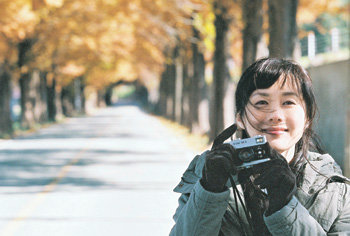 개막작 ‘가을로’(2006)한국, 김대승 감독, 상영시간 114분 가을 풍경을 배경으로 현우가 길 위에서 만난 한 여인과 나누는 사랑이 아름답다. 연인을 잃은 남자의 상실감, 지울 수 없는 고통의 기억을 안고 사는 여인의 외로움이 녹아있다. 감정과 풍경의 걸출한 연금술을 보여준다는 평.