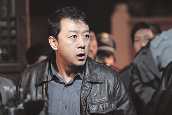 폐막작 ‘크레이지 스톤’(2006)홍콩/중국, 닝 하오 감독, 상영시간 105분 비취 보석을 훔치려는 일당과 이를 막으려는 공장 관리인들이 좌충우돌하는 블랙코미디.