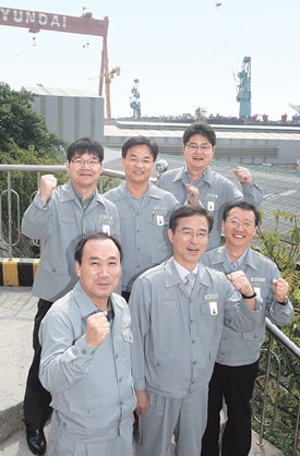 2년여간 기도하는 심정으로 뛴 끝에 조선해양부문에서 단일 계약으로 세계 최대 규모인 16억 달러 해양설비 공사를 따낸 현대중공업 해양영업부 직원들. 이들은 기술력을 앞세워 외국 업체로는 처음 아랍에미리트의 원유, 천연가스 개발 관련 사업을 맡았다. 사진 제공 현대중공업