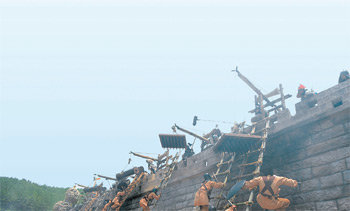 안시성벽에 기다란 운제(사다리)를 세워 놓고 기어오르는 당나라 병사들에게 돌을 던지고 뜨거운 물을 부으며 항전하는 고구려 병사들. 성을 공격하는 전투 장면은 ‘대조영’의 볼거리 중 하나이다. 사진 제공 KBS