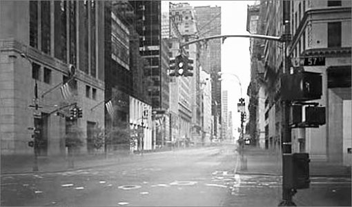 김아타 씨가 7월 미국 뉴욕 국제사진센터(ICP)에서 열린 개인전에 출품했던 뉴욕 타임스스퀘어를 8시간 노출로 찍은 작품. 타임스스퀘어는 사람들의 희미한 흔적만 남아 있는 버려진 영화 세트장처럼 괴기스러운 모습으로 보인다. 동아일보 자료 사진