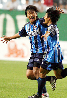 “내가 끝냈다”결승골을 넣은 울산 현대의 최성국(오른쪽)이 유경렬의 축하를 받으며 그라운드를 질주하고 있다. 최성국은 비교적 단신이지만 헤딩으로 결승골을 넣었다. 전주=연합뉴스