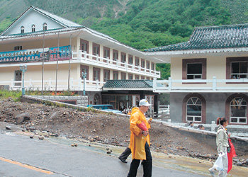 66억원 투자했는데…중국 정부로부터 21일 일방적인 철거 통지를 받은 지린천상온천관광호텔(대표 이대봉) 앞을 지난달 관광객들이 지나가고 있다. 백두산 북쪽 등산로에 위치한 이 호텔은 1993년 합작 형태로 시작됐다가 2003년 한국인 독자 운영으로 바뀐 뒤 2038년까지 운영권을 보장받았으며 699만 달러(약 66억 원)를 투자했다. 베이징=하종대 특파원