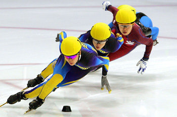 2006 토리노 동계올림픽 쇼트트랙 3관왕 진선유(앞)가 국가대표 선발전 여자부 1000m 준결승 1조 경기에서 여유있게 선두를 달리고 있다. 연합뉴스