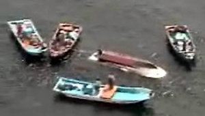 28일 오전 부산 북형제도 인근 해상에서 침몰한 낚싯배 감성스피드호(가운데)에 대해 다른 낚싯배 4척이 접근하고 있다.[연합]