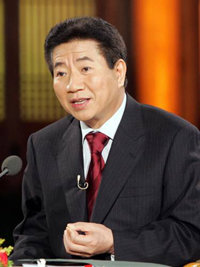 노무현 대통령이 26일 청와대 상춘재 앞마당에서 28일 방영되는 MBC '100분토론' 프로그램에 출연, 국정 현안 등에 대해 입장을 밝히고 있다.연합