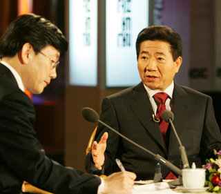 노무현대통령이 26일 오후 청와대 상춘재에서 MBC100분토론 녹화를 하고있다.석동율기자