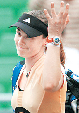 마르티나 힝기스(스위스)가 한솔코리아오픈 테니스대회 단식 2회전에서 사니아 미르자(인도)에게 충격의 패배를 당한 뒤 아쉬운 듯한 제스처를 취하며 코트를 떠나고 있다. 연합뉴스