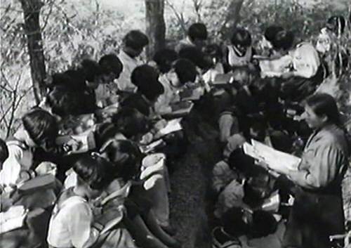 숲속학교국가기록원은 28일 러시아 정부소장 북한관련 영상기록 제2차 공개시사회에 앞서 중요 사진들을 언론에 공개했다. 사진은 1950년 숲속 학교.(사진자료제공=국가기록원)