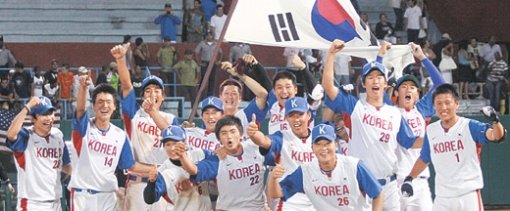 세계청소년야구 美 꺾고 우승 한국청소년야구대표팀 선수들이 28일 쿠바 상크티 스피리투스의 호세 안토니오 우엘가 구장에서 열린 제22회 세계청소년야구선수권대회 결승에서 미국을 4-3으로 꺾고 우승한 뒤 그라운드에서 태극기를 휘날리며 기뻐하고 있다. 한국은 2000년 이후 6년 만에 우승하며 대회 통산 4번째 우승컵을 안았다. 결승전 승리를 포함해 이 대회에서 4승을 올린 왼손투수 김광현(안산공고·왼쪽에서 두 번째)은 최우수선수로 뽑혔다. 사진 제공 대한야구협회
