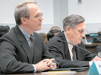 27일 열린 미국 하원 국제관계위원회 청문회에서 답변하고 있는 크리스토퍼 힐 미 국무부 동아시아태평양 담당 차관보(왼쪽)와 리처드 롤리스 미 국방부 동아시아태평양 담당 부차관. 워싱턴=연합뉴스