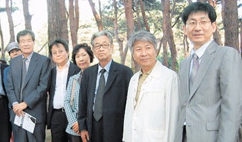 28일 충남 보령시 관촌마을에서 열린 ‘이문구 전집 봉헌제’에는 이문구 선생과 가깝게 지냈던 문우들이 모였다. 오른쪽부터 박덕규 황충상 김윤식 임경애 임우기 김주영 씨. 보령=김지영  기자