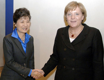 독일을 방문 중인 박근혜 전 한나라당 대표(왼쪽)가 28일 오후(현지 시간) 독일 최초의 여성 총리인 앙겔라 메르켈 총리와 6년 만에 재회했다. 베를린=연합뉴스