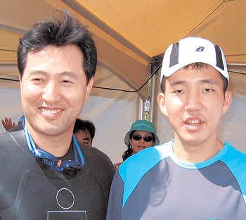 제4회 하이서울 마라톤에 참가하는 오세훈 서울시장(왼쪽)과 영화 ‘말아톤’의 실제 주인공 배형진 씨. 동아일보 자료 사진