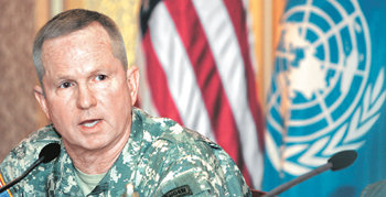 29일 버웰 벨 주한미군 사령관이 서울 용산 미군기지에서 기자간담회를 열고 미 8군 사령부의 해체 가능성을 시사하는 발언을 한 뒤 기자들의 질문에 답하고 있다. 김미옥 기자