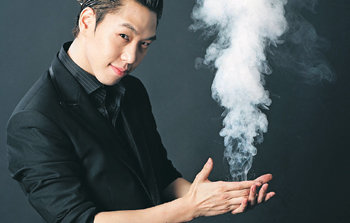 ‘눈보다 빠른 손’을 가진 세계적인 마술사 이은결이 KBS2 ‘이은결의 매직V쇼’에서 다양한 마술을 펼쳐보인다. 동아일보 자료 사진