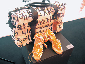 MBC ‘한글, 달빛 위를 걷다’에서 소개하는 한글 문양을 이용한 패션 액세서리 제품들. 프랑스 패션 액세서리 전시에 출품된 것이다. 사진 제공 MBC