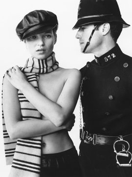 영국의 전통문화를 지켜 간다는 의미를 담은 버버리의 광고 캠페인. 영국을 대표하는 두 아이콘-영국 경찰과 모델 케이트 모스-의 만남이 눈길을 끈다. 사진 제공 버버리