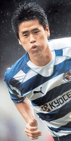 잉글랜드 프로축구 프리미어리그 레딩 FC의 설기현이 웨스트햄 유나이티드전에서 경기 시작 2분 만에 통렬한 선제골을 넣은 뒤 환호하고 있다. 설기현의 멋진 골에 대해 영국 언론의 찬사가 이어졌다. 런던=AP 연합뉴스