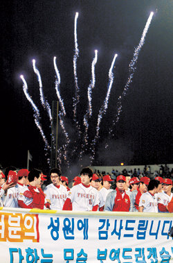 명가 부활 축포지난해 최하위에서 올해 4위로 포스트시즌 진출을 확정지은 프로야구 KIA 선수단이 2일 롯데전에서 연장 접전 끝에 승리한 뒤 팬들에게 감사의 인사를 하고 있다. 광주=연합뉴스