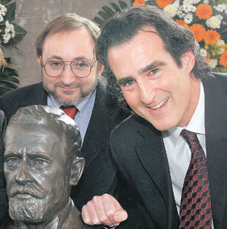 올해 노벨 생리의학상을 공동 수상한 미국 스탠퍼드대 의대 앤드루 파이어 교수(왼쪽)와 매사추세츠의대 크레이그 멜로 교수. 3월 14일 독일에서 가장 권위 있는 ‘파울 에를리히와 루트비히 다름슈테터 과학상’ 수상을 위해 프랑크푸르트를 방문했을 때 찍은 사진. 앞의 동상은 독일의 저명한 과학자 파울 에를리히. 프랑크푸르트=AP 연합뉴스