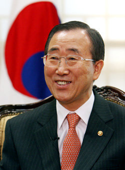 유엔사무총장으로 사실상 내정 반기문 외교통상부 장관이 3일 외교부 청사로 출근해 집무실에서 기자들의 질문에 환한 표정으로 답하고 있다. 홍진환기자