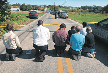 2일 미국 펜실베이니아 주 랭커스터에 있는 암만파(아미시) 교도 집단거주 마을 학교에서 인질극이 일어나자 주민들이 길에 꿇어앉아 기도를 드리고 있다. 이날 트럭 운전사인 찰스 칼 로버츠가 학교에 침입해 인질로 잡은 여학생 4명을 총으로 쏴 죽이고 자살하는 사건이 일어났다. 니켈마인스=AP 연합뉴스